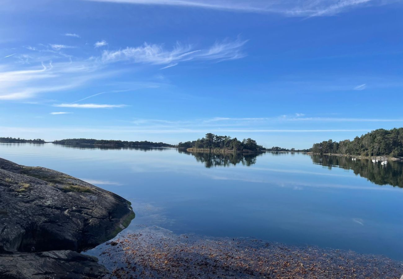 Ferienhaus in Vålarö - Fantastische Lage am Meer mit Pool und Inga Lindstr&amp;amp;amp;ouml;m um die Ecke