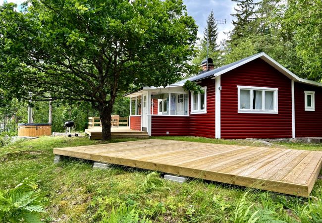 Ferienhaus in Vena - Traumurlaub am See in Småland mit Sauna, Badetonne und Boot Ferienhaus in Vena - Traumurlaub am See in Småland mit Sauna, Badetonne und Boot