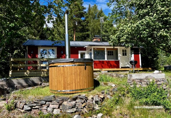 Ferienhaus in Vena - Traumurlaub am See in Småland mit Sauna, Badetonne und Boot Ferienhaus in Vena - Traumurlaub am See in Småland mit Sauna, Badetonne und Boot