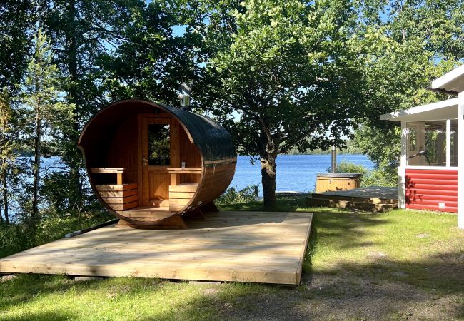 Ferienhaus in Vena - Traumurlaub am See in Småland mit Sauna, Badetonne und Boot Ferienhaus in Vena - Traumurlaub am See in Småland mit Sauna, Badetonne und Boot