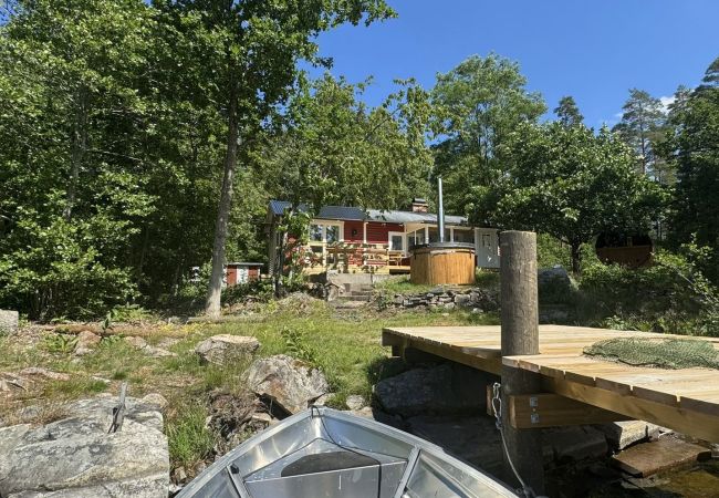 Ferienhaus in Vena - Traumurlaub am See in Småland mit Sauna, Badetonne und Boot Ferienhaus in Vena - Traumurlaub am See in Småland mit Sauna, Badetonne und Boot