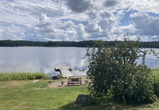 Ferienhaus in Ryd - Wunderbare Ferienhauslage direkt am See in Småland Ferienhaus in Ryd - Wunderbare Ferienhauslage direkt am See in Småland