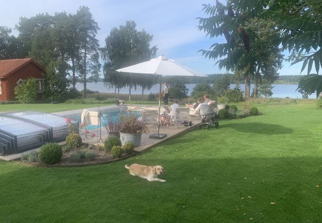 Ferienhaus in Gnesta - Traumurlaub am See mit Pool auf einem Herrensitz in Södermanland