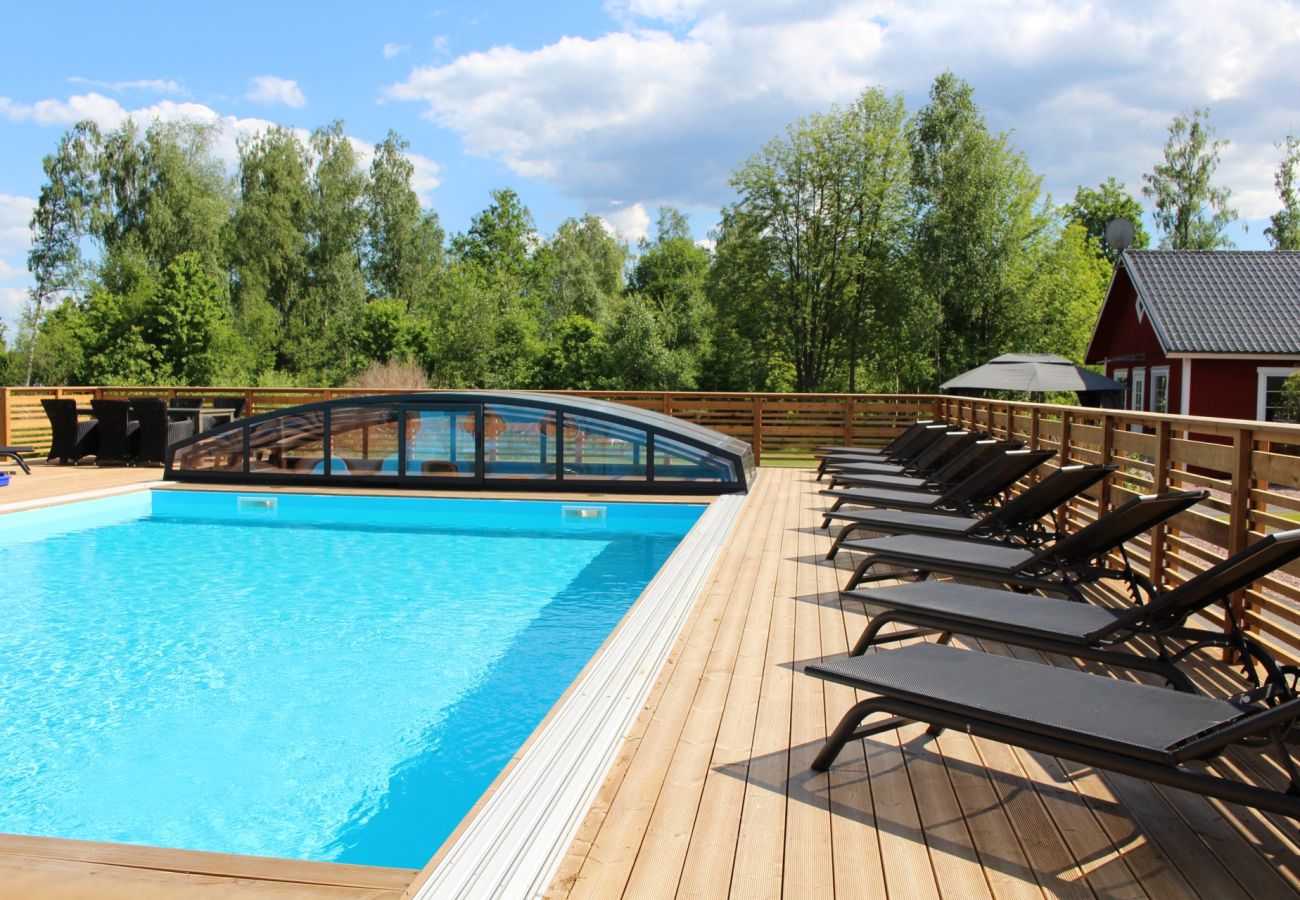 Ferienhaus in Väckelsång - Ferienhaus-Traum am See mit Pool, Internet, Sauna, Kamin und Boot mit Motor