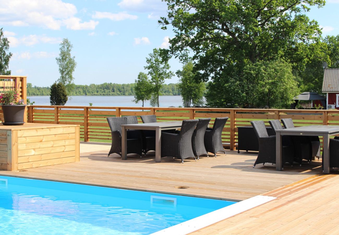 Ferienhaus in Väckelsång - Ferienhaus-Traum am See mit Pool, Internet, Sauna, Kamin und Boot mit Motor