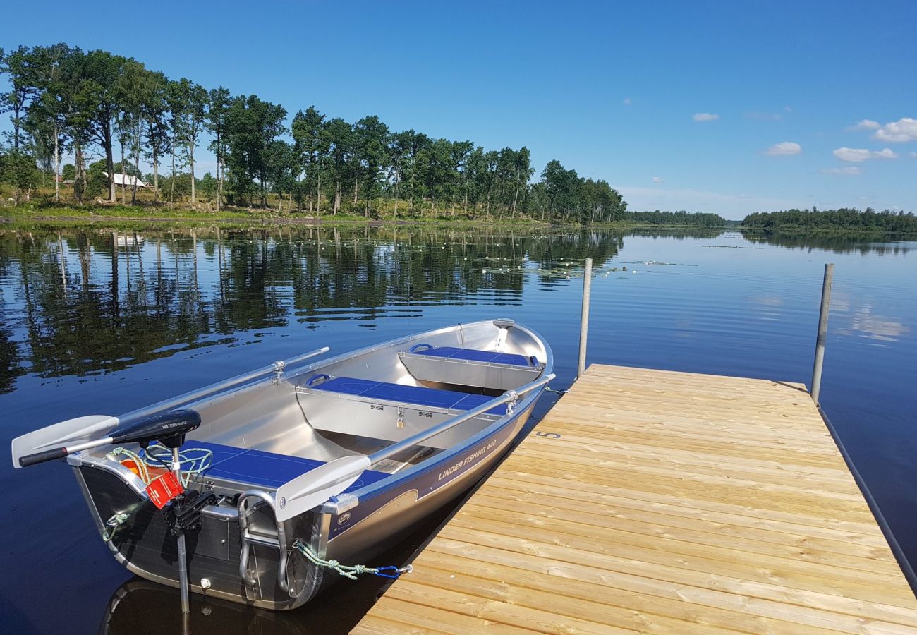Ferienhaus in Väckelsång - Ferienhaus-Traum am See mit Pool, Internet, Sauna, Kamin und Boot mit Motor