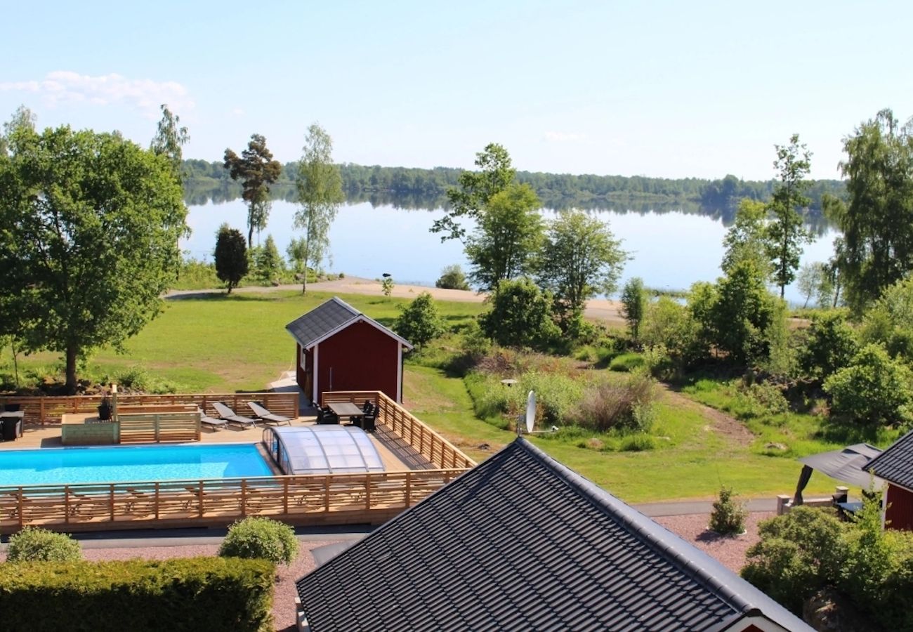 Ferienhaus in Väckelsång - Ferienhaus-Traum am See mit Pool, Internet, Sauna, Kamin und Boot mit Motor