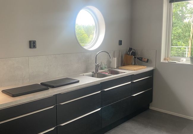 Ferienhaus in Vissefjärda - Grosses modernes Ferienhaus mitten im Wald und am See mit riesiger Terrasse Ferienhaus in Vissefjärda - Grosses modernes Ferienhaus mitten im Wald und am See mit riesiger Terrasse