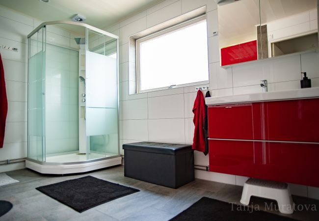 Ferienhaus in Vissefjärda - Grosses modernes Ferienhaus mitten im Wald und am See mit riesiger Terrasse Ferienhaus in Vissefjärda - Grosses modernes Ferienhaus mitten im Wald und am See mit riesiger Terrasse
