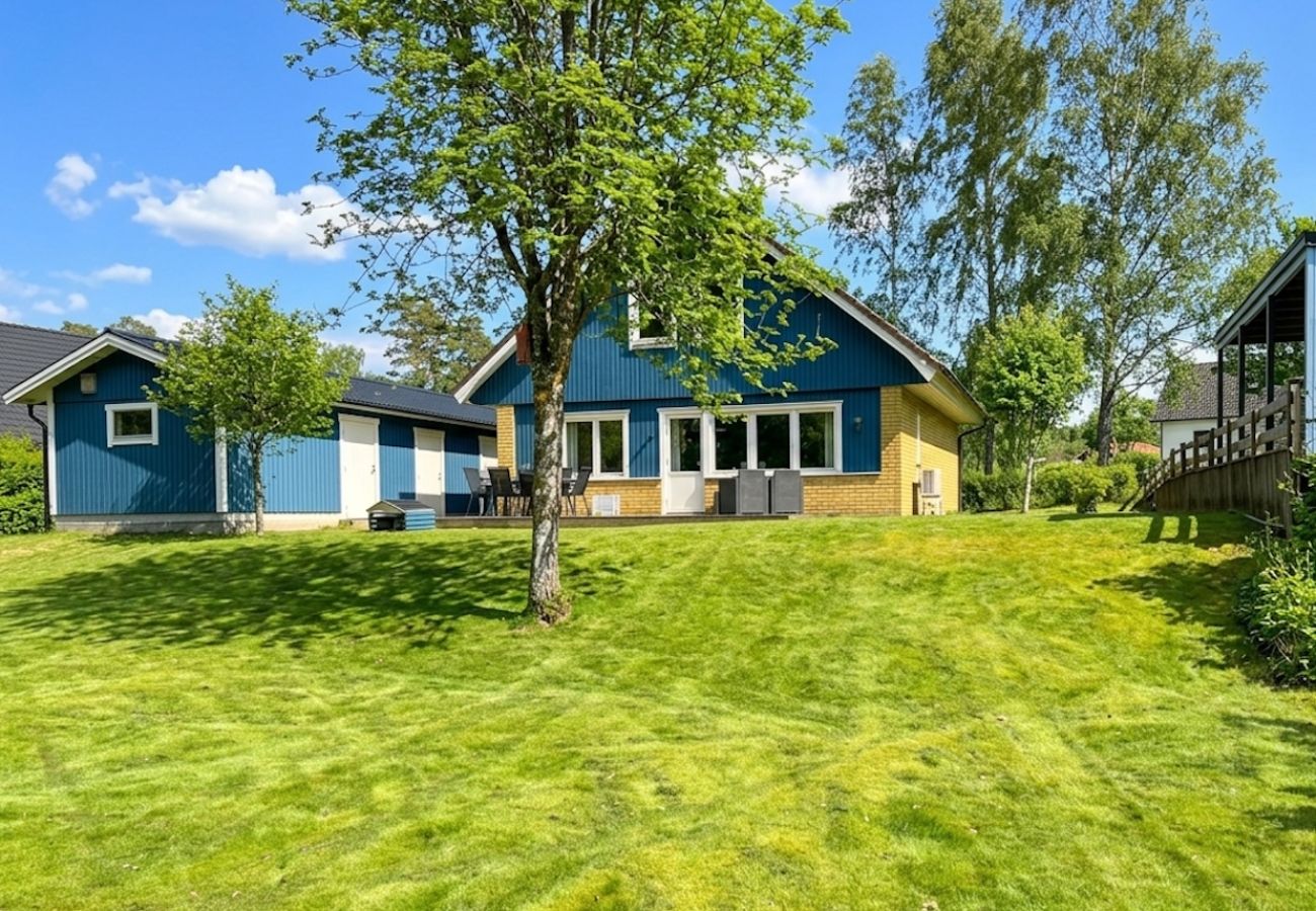 Ferienhaus in Älvsered - Zweistöckiges Ferienhaus mit großem Garten in der Nähe eines Sees und mehrerer schöner Naturschutzgebiete