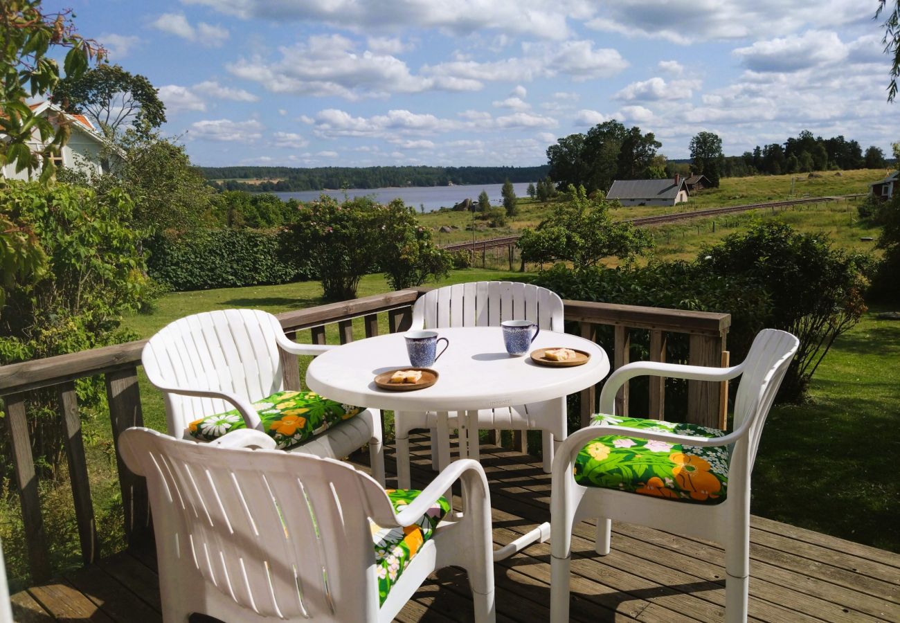 Ferienhaus in Södra VI - Charmantes rot-weisses Ferienhaus mit Seeblick bei Vimmerby