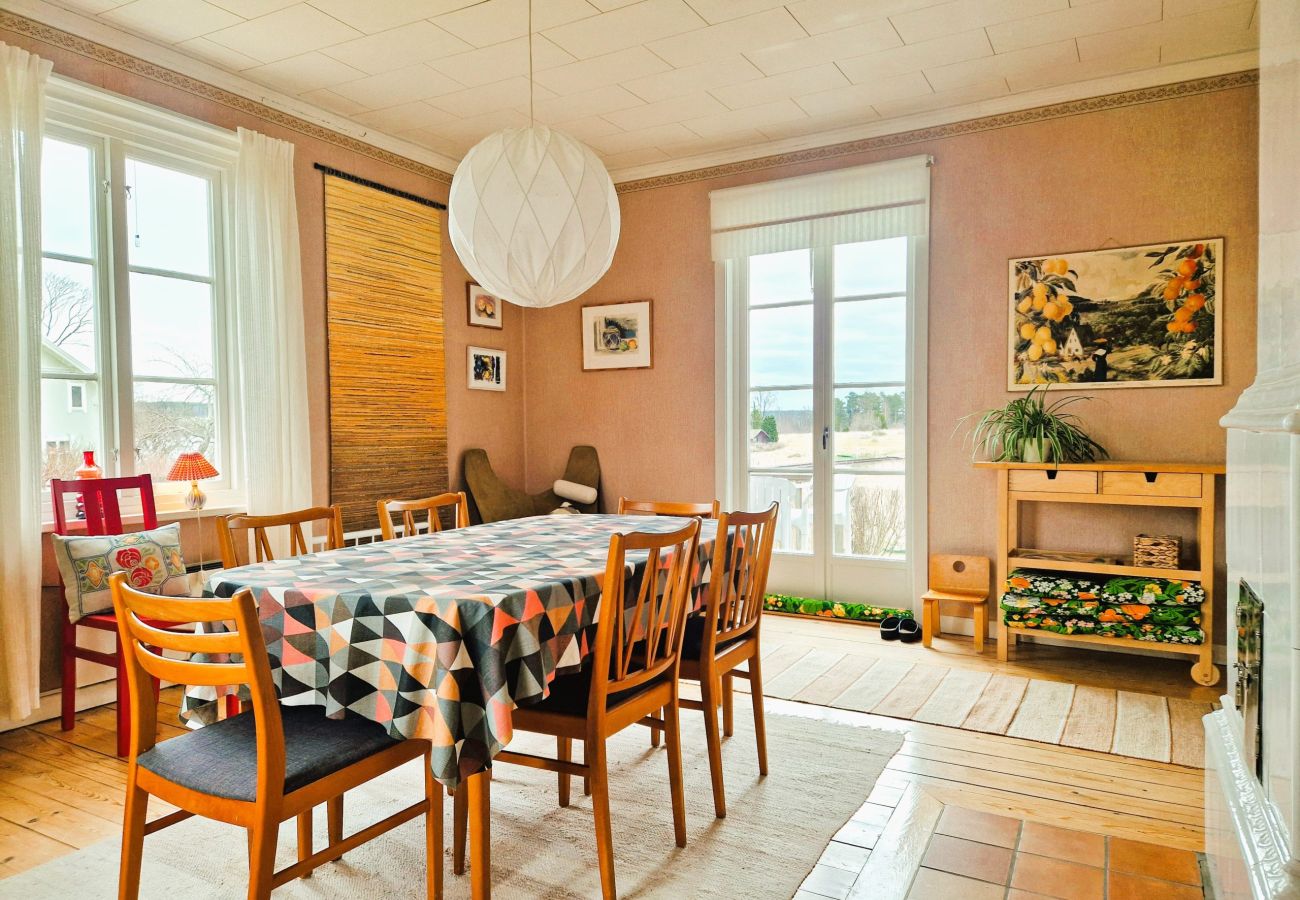 Ferienhaus in Södra VI - Charmantes rot-weisses Ferienhaus mit Seeblick bei Vimmerby