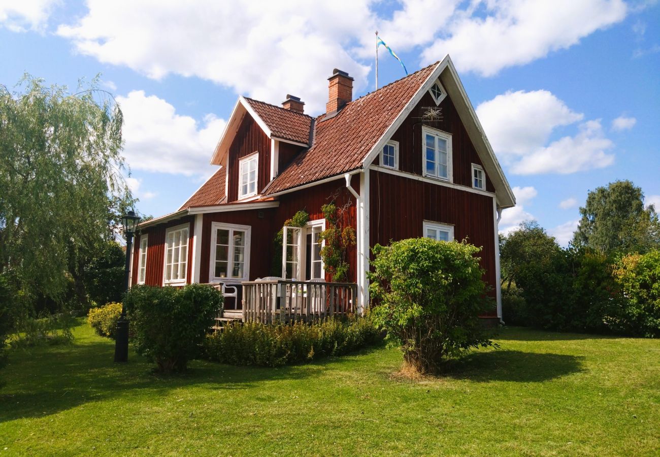 Ferienhaus in Södra VI - Charmantes rot-weisses Ferienhaus mit Seeblick bei Vimmerby