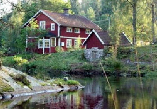  in Skillingaryd - Waterfront cottage with boat and fishing opportunities