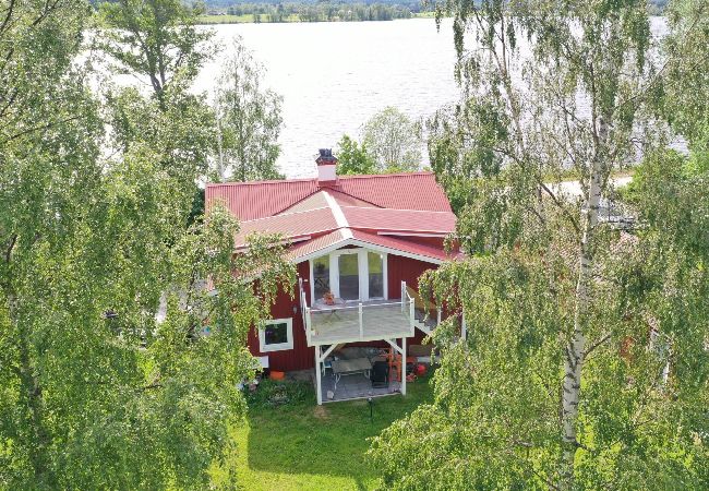 House in Söderbärke - Large holiday home right on the lake in a dream location