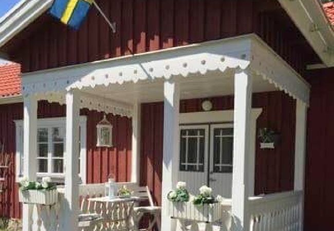 House in Lammhult - holiday home with internet, sauna and motor boat at the lake Stråken  i Småland