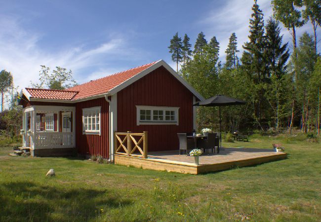 House in Lammhult - holiday home with internet, sauna and motor boat at the lake Stråken  i Småland