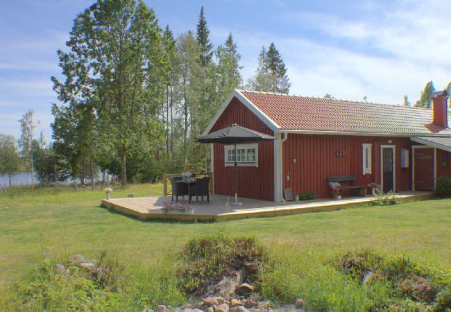 House in Lammhult - holiday home with internet, sauna and motor boat at the lake Stråken  i Småland