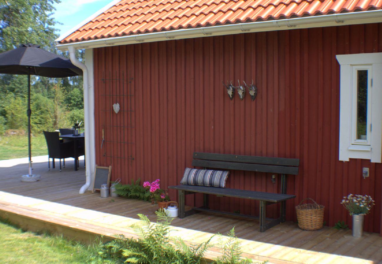 House in Lammhult - holiday home with internet, sauna and motor boat at the lake Stråken  i Småland