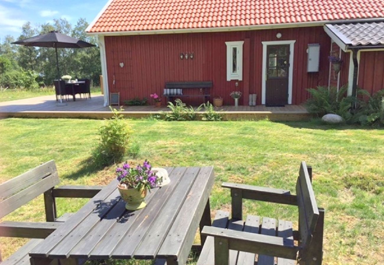 House in Lammhult - holiday home with internet, sauna and motor boat at the lake Stråken  i Småland