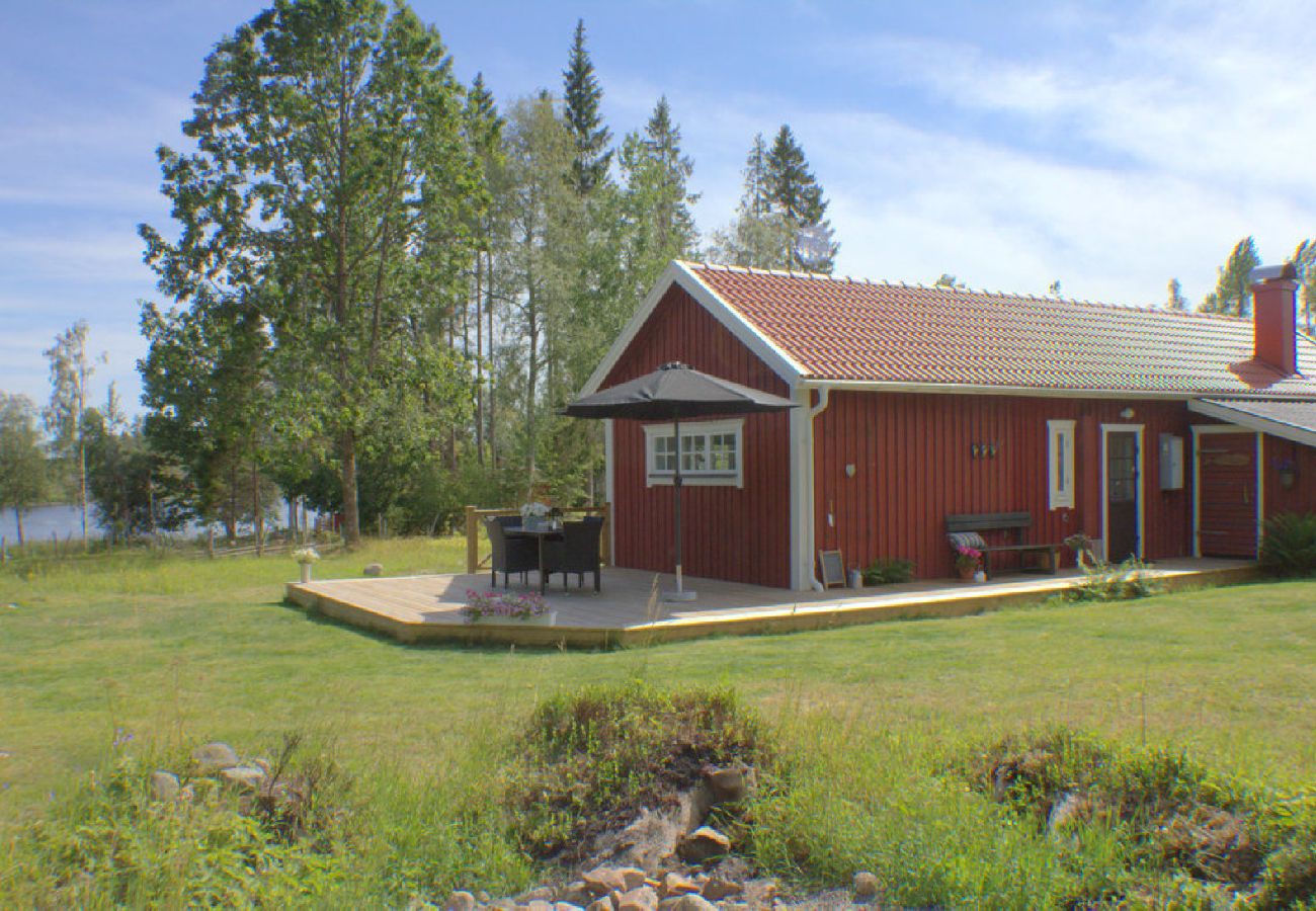 House in Lammhult - holiday home with internet, sauna and motor boat at the lake Stråken  i Småland