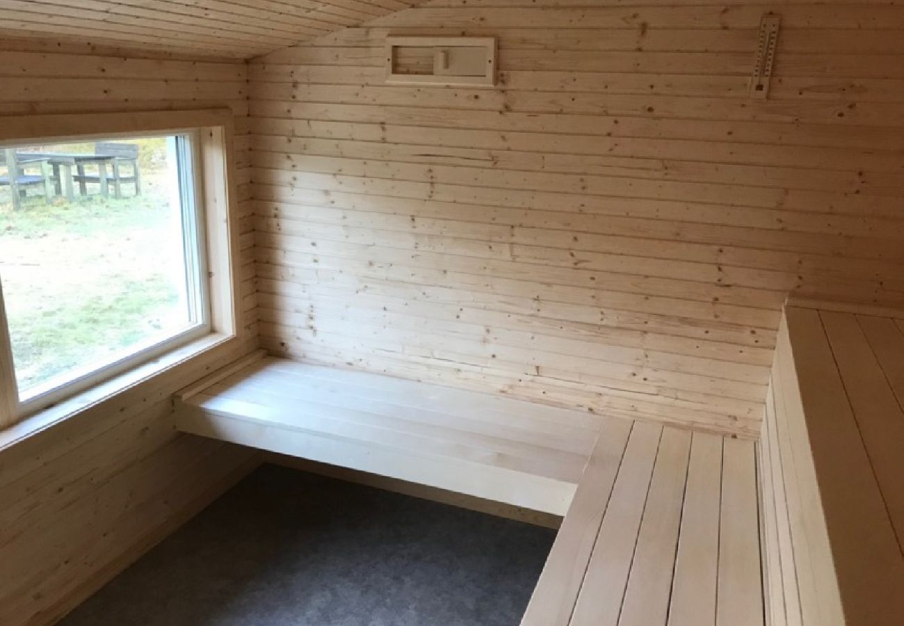 House in Lammhult - holiday home with internet, sauna and motor boat at the lake Stråken  i Småland