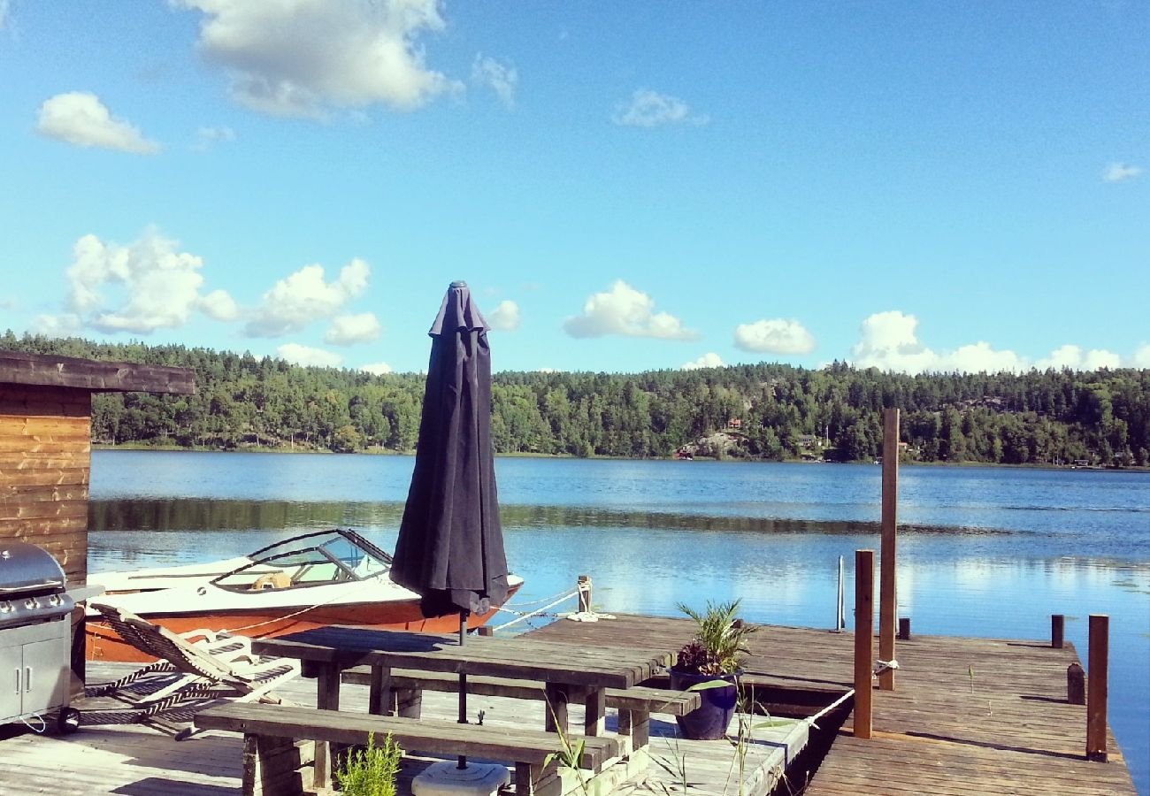 House in Mölnbo - Cozy holiday home with lake view on a horse farm near Stockholm