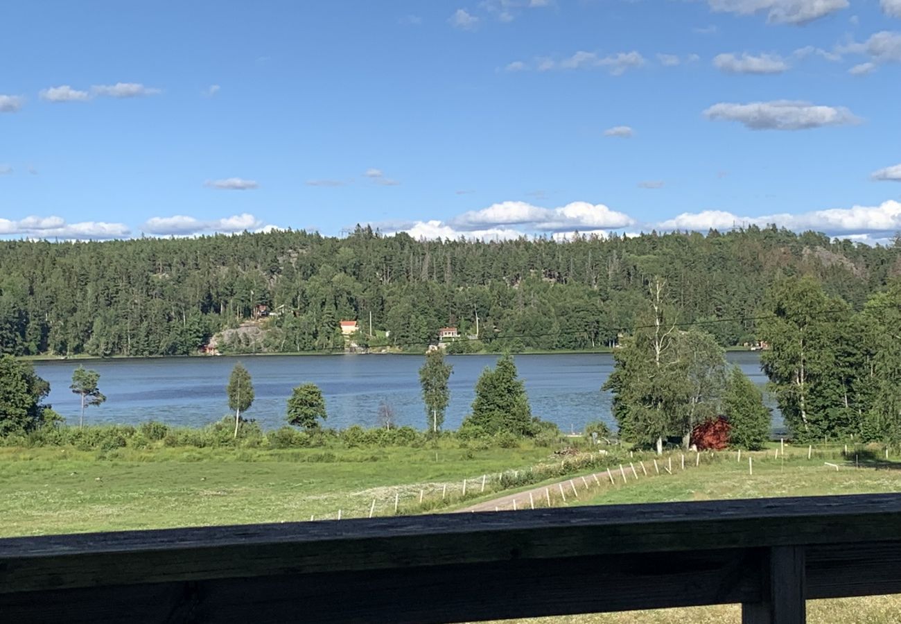 House in Mölnbo - Cozy holiday home with lake view on a horse farm near Stockholm