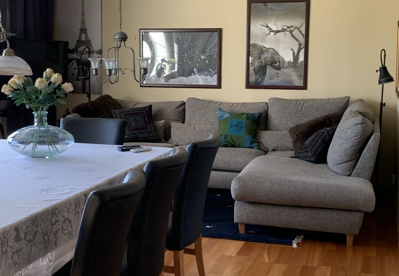 House in Mölnbo - Cozy holiday home with lake view on a horse farm near Stockholm