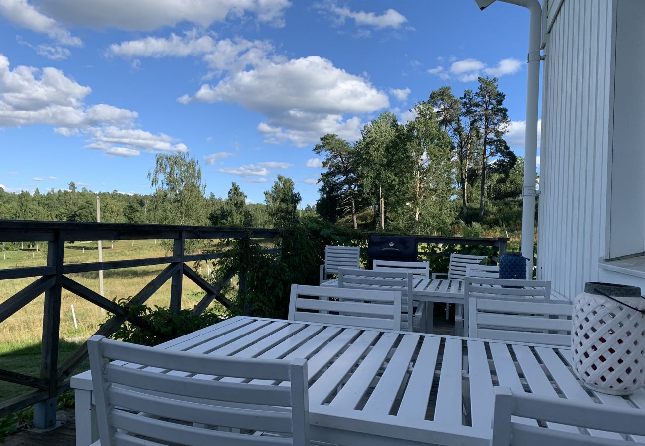 House in Mölnbo - Cozy holiday home with lake view on a horse farm near Stockholm