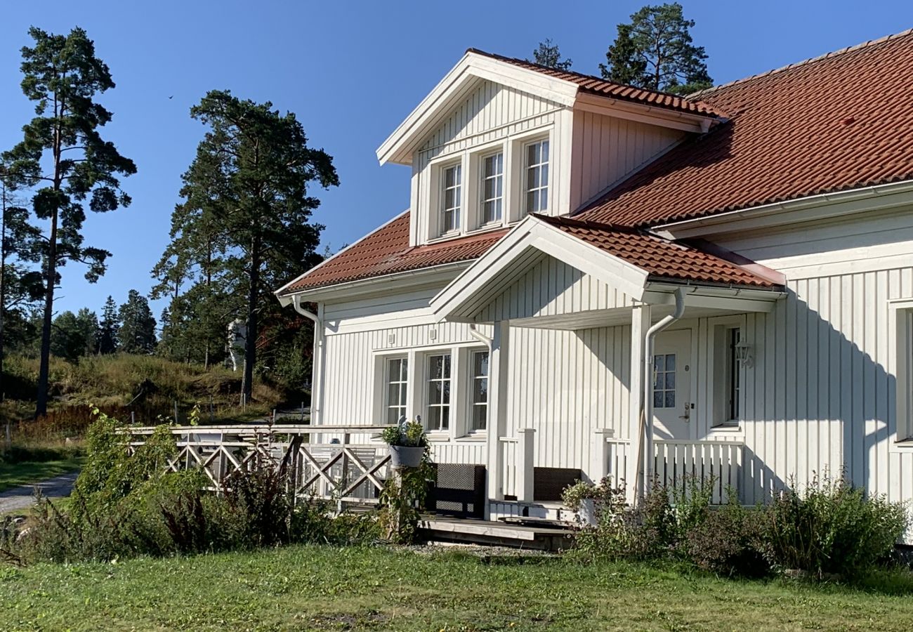 House in Mölnbo - Cozy holiday home with lake view on a horse farm near Stockholm