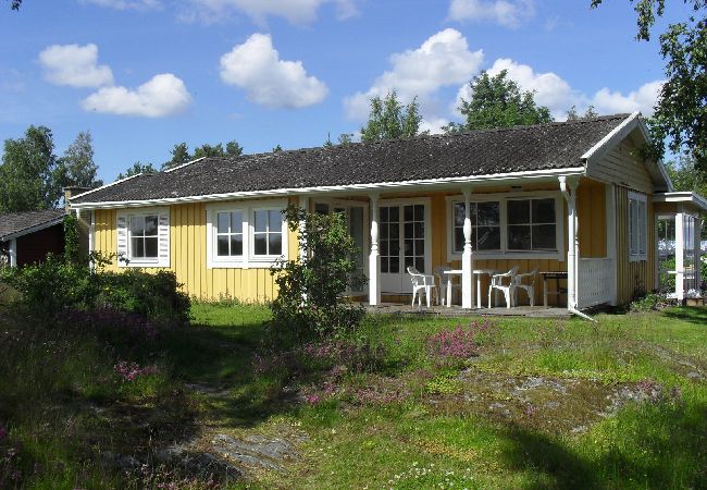 House in Torsö - Holiday home right by Lake Vänern