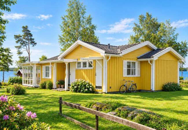 House in Torsö - Holiday home right by Lake Vänern