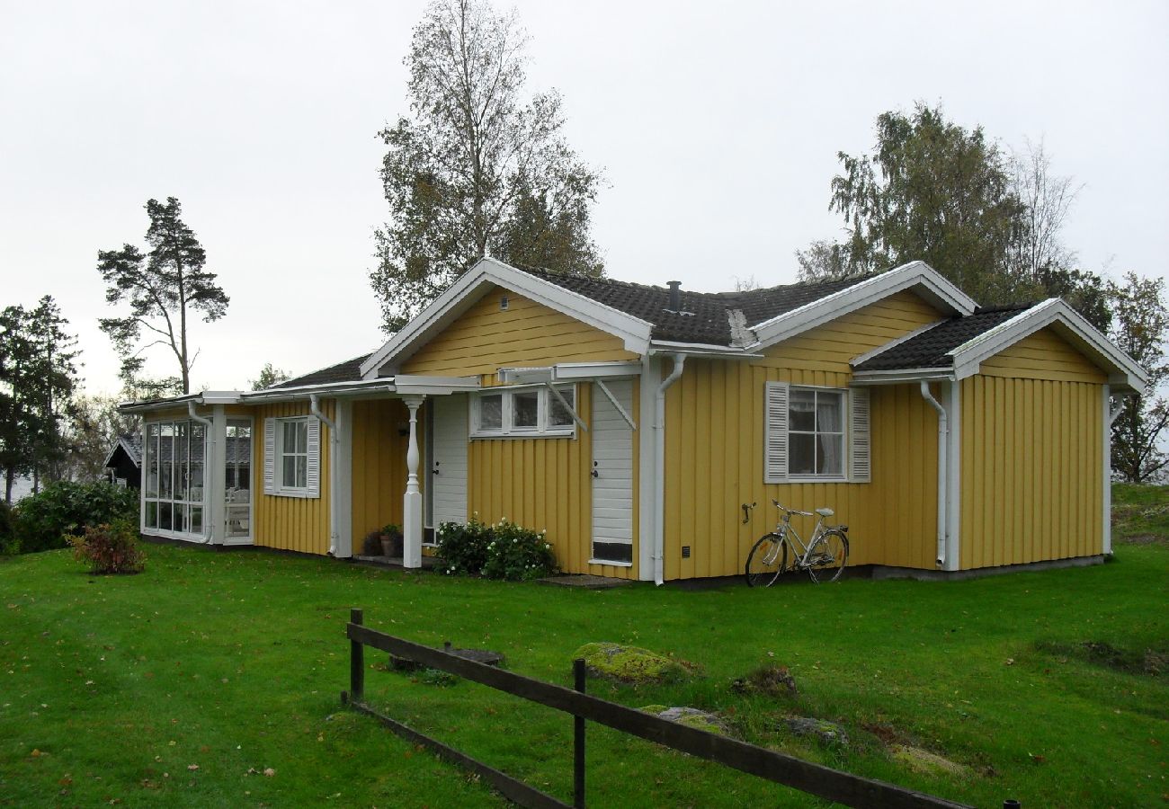 House in Torsö - Holiday home right by Lake Vänern