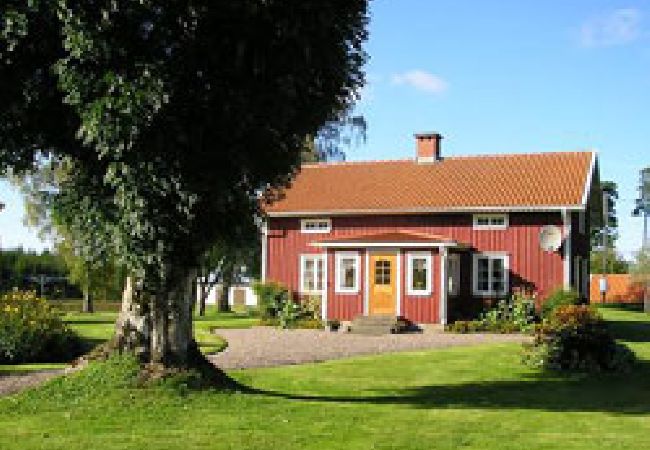  in Ulricehamn - Holiday with a lake view and a lovingly renovated farmhouse