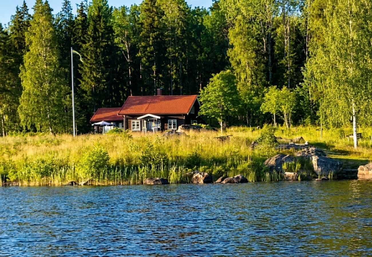 House in Skinnskatteberg - Cottage right by the lake in Bergslagen with sauna and boat