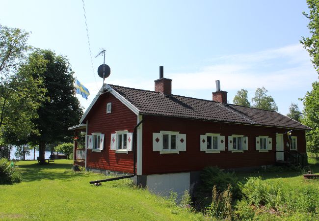  in Lekeryd - Wonderful holiday home on a lake property in Småland