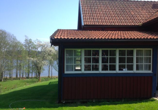 House in Köpmannebro - Unique holiday home 40 meters from the water with a boat