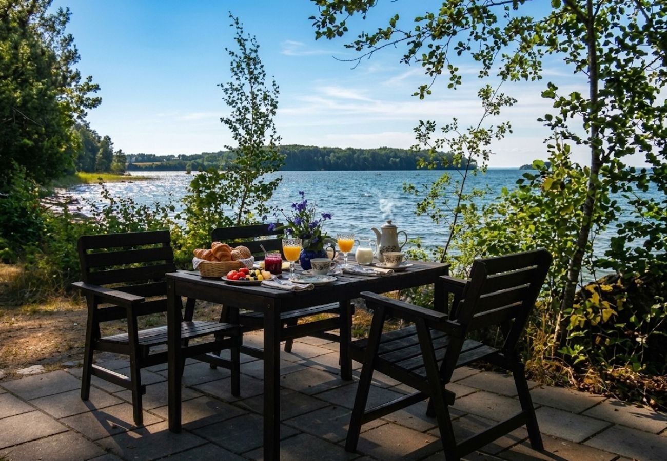 House in Motala - Cottage on the beach of Lake Vättern