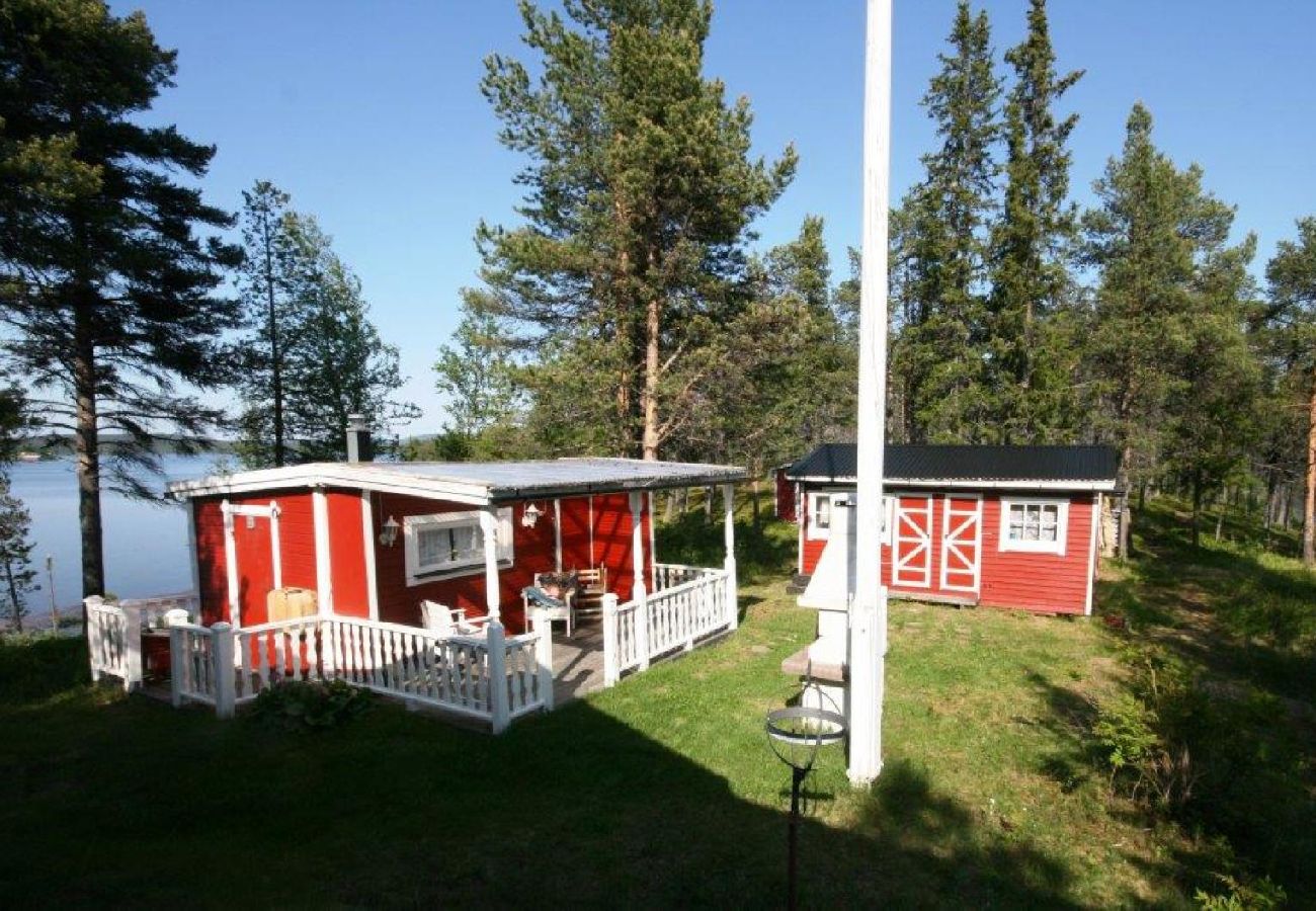 House in Kiruna - Comfortable cottage surrounded by water, fantastic scenery and in private location