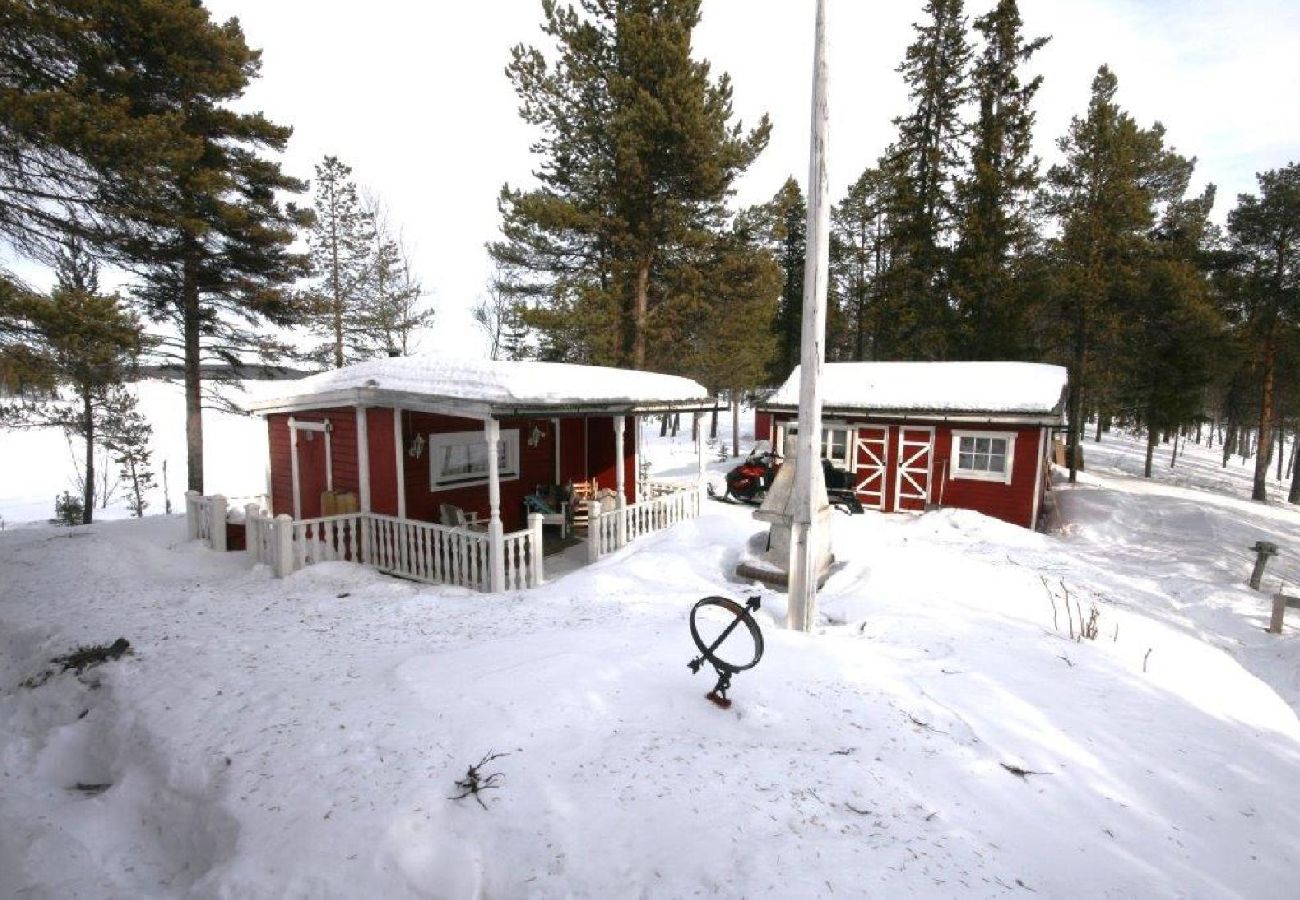 House in Kiruna - Comfortable cottage surrounded by water, fantastic scenery and in private location