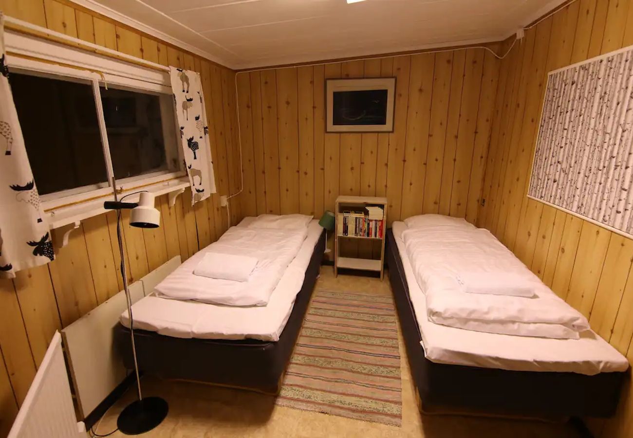 House in Kiruna - Comfortable cottage surrounded by water, fantastic scenery and in private location