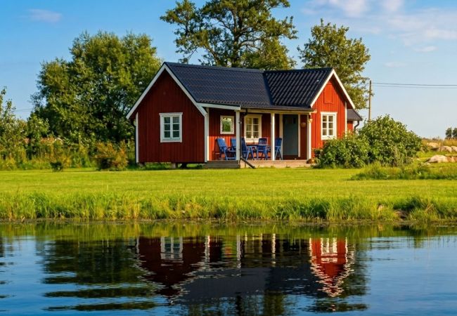 House in Köpingsvik - Cozy cottage in front of private lake