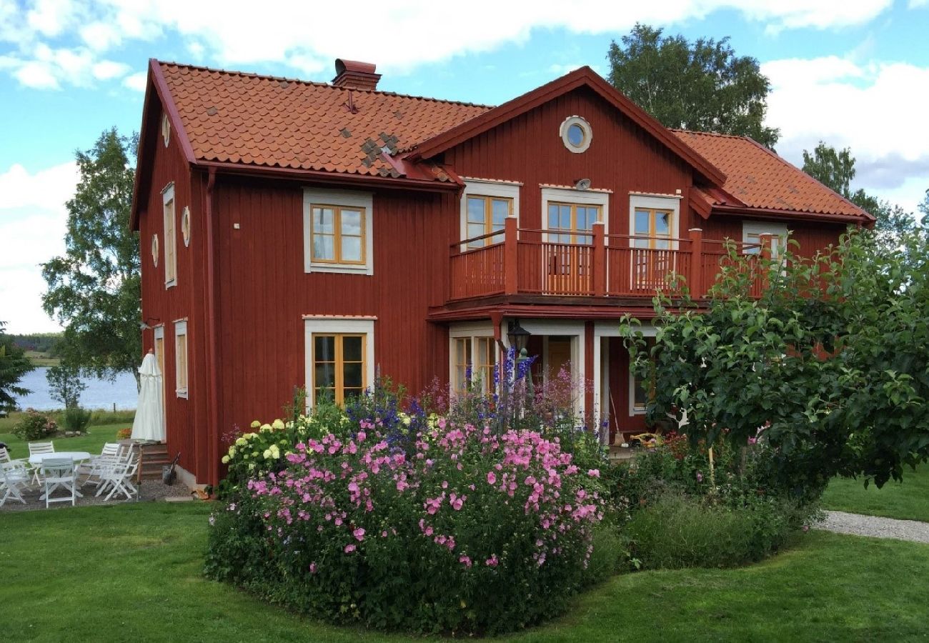 House in Gnesta - Dream vacation by the lake with a pool on a manor in Sörmland