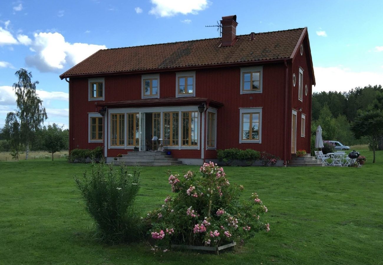 House in Gnesta - Dream vacation by the lake with a pool on a manor in Sörmland