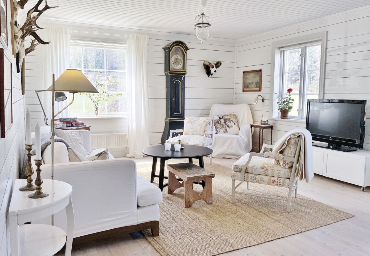 House in Gnesta - Dream vacation by the lake on a manor in Sörmland
