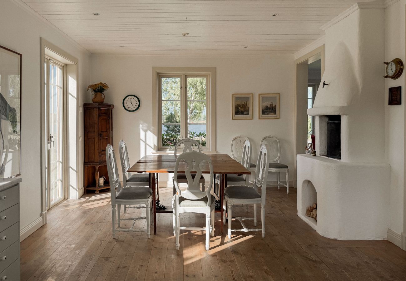 House in Gnesta - Dream vacation by the lake on a manor in Sörmland