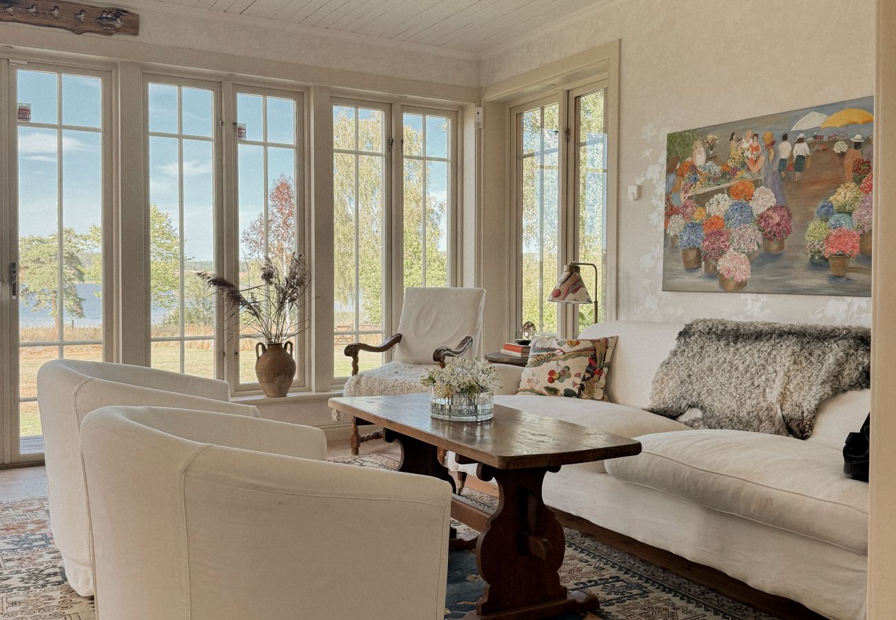 House in Gnesta - Dream vacation by the lake on a manor in Sörmland