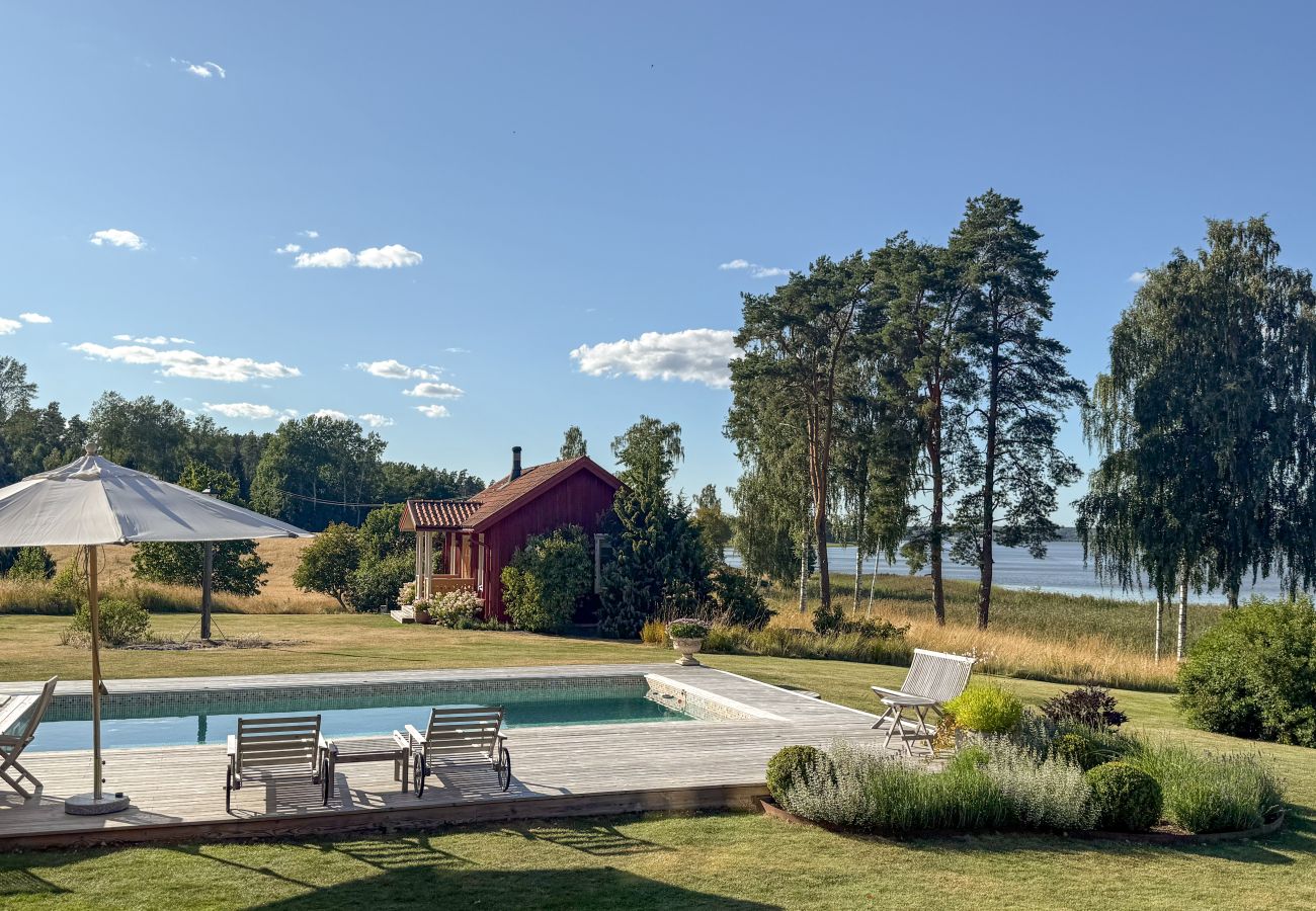House in Gnesta - Dream vacation by the lake on a manor in Sörmland