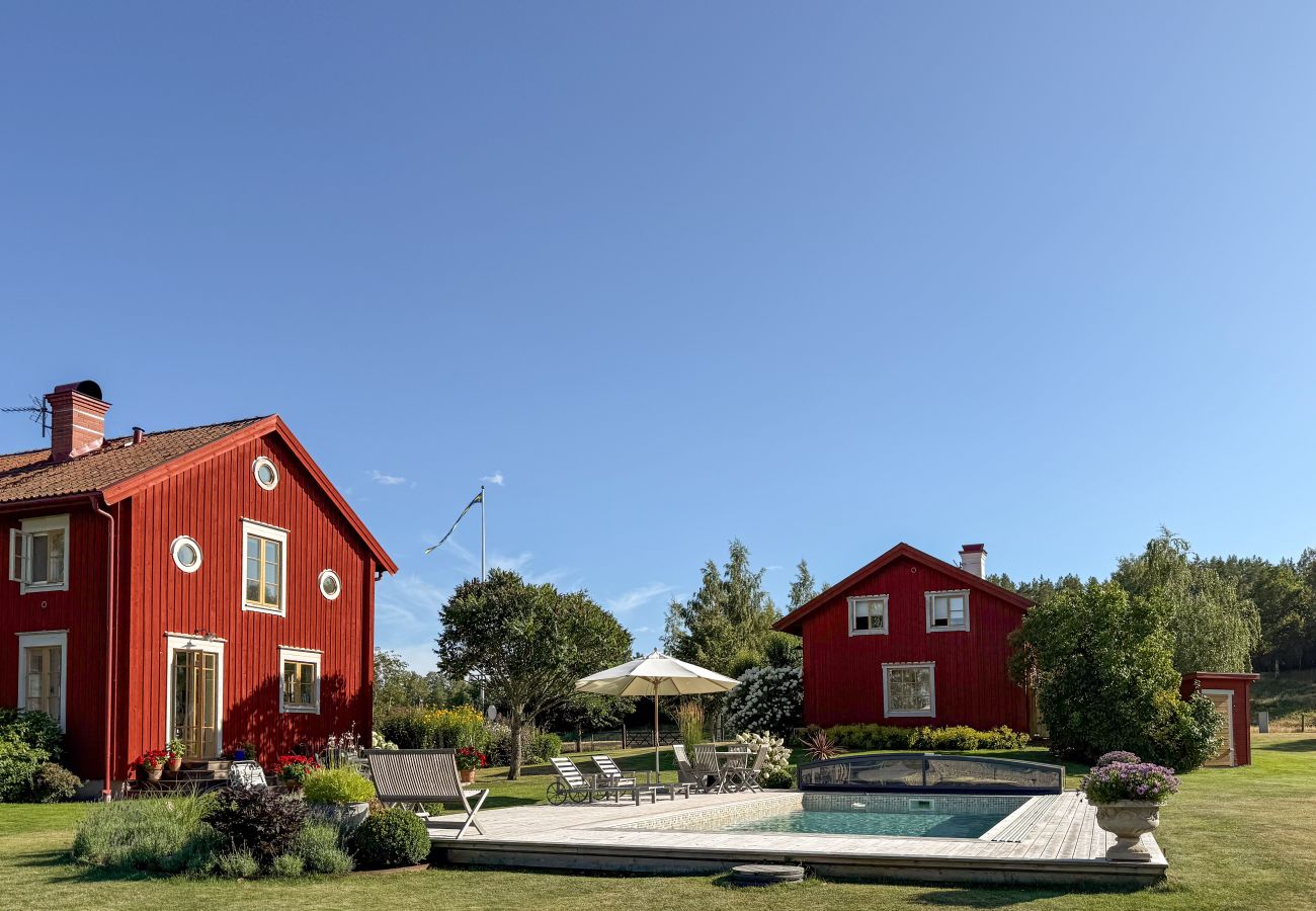 House in Gnesta - Dream vacation by the lake on a manor in Sörmland